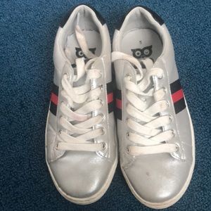 Silver sneaker used with stripe